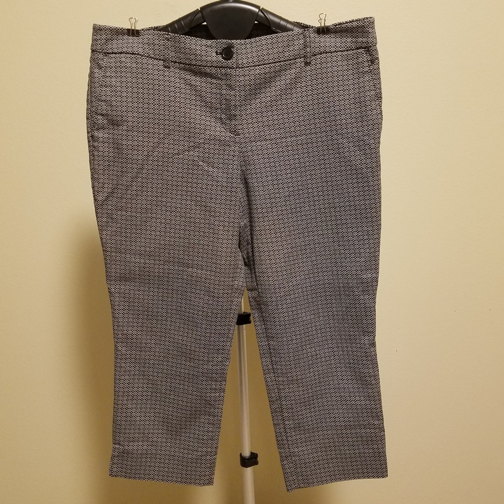 Hilary Radley Black White Geo Print Capri Pants